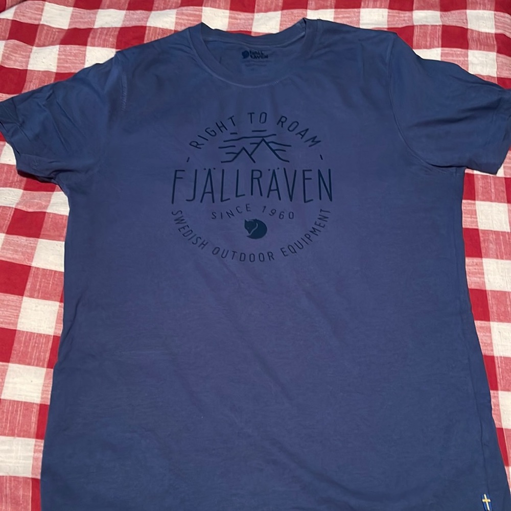 Size medium
Blue navy logo design
No stains or issues